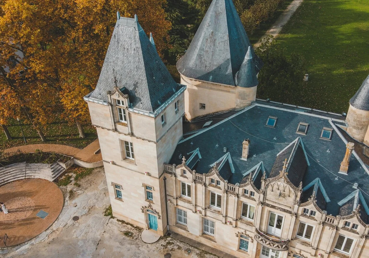 Vue aérienne château drone immobilier prestige